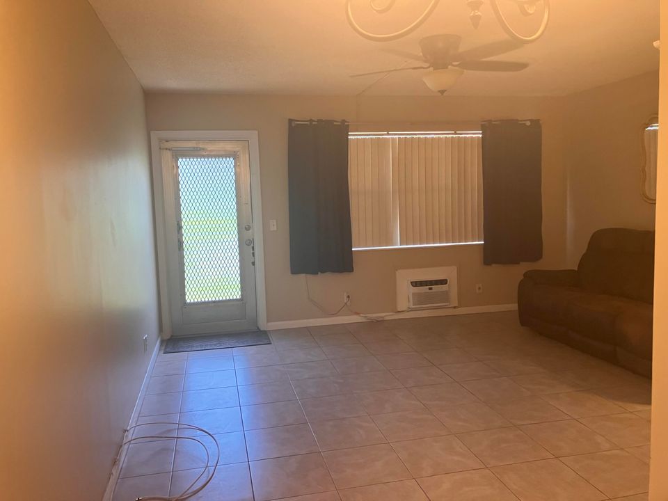 待售: $54,900 (1 贝兹, 1 浴室, 570 平方英尺)