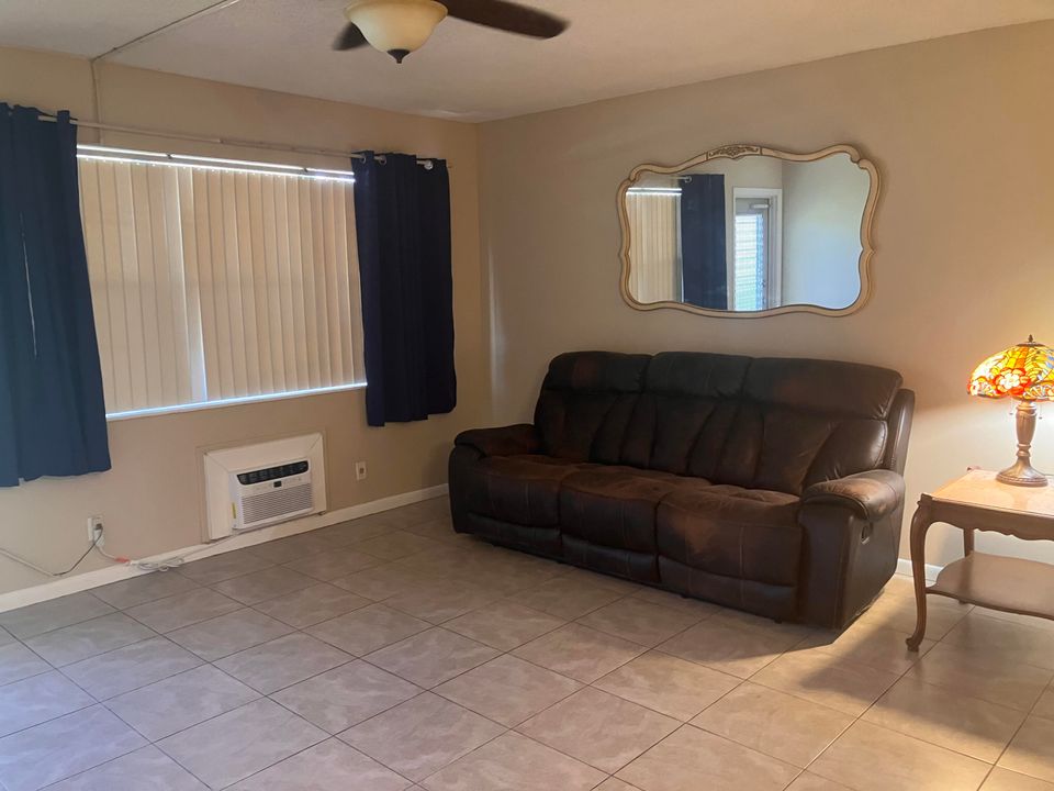 待售: $54,900 (1 贝兹, 1 浴室, 570 平方英尺)