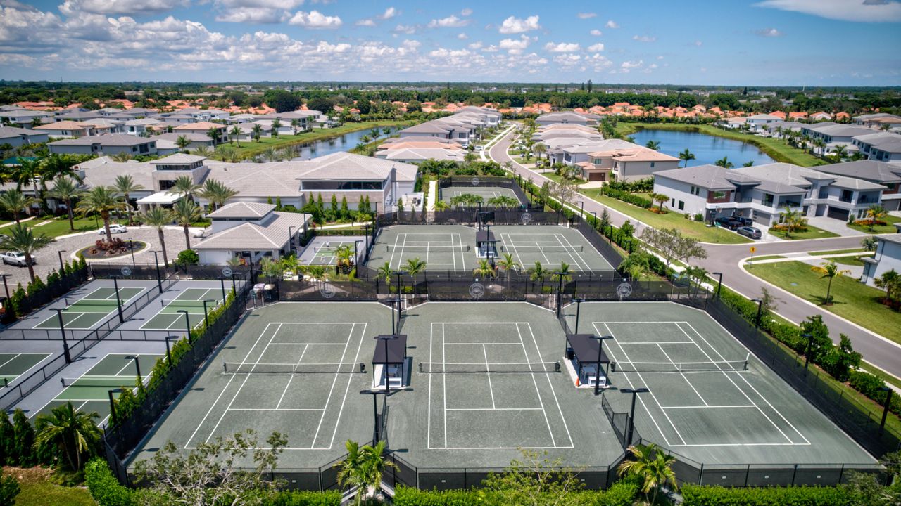 合同活跃: $2,090,000 (5 贝兹, 7 浴室, 4605 平方英尺)