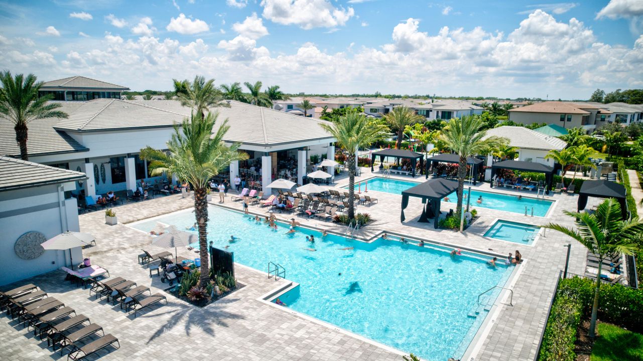 合同活跃: $2,090,000 (5 贝兹, 7 浴室, 4605 平方英尺)