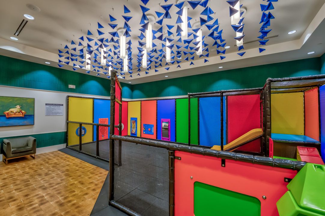 合同活跃: $2,090,000 (5 贝兹, 7 浴室, 4605 平方英尺)