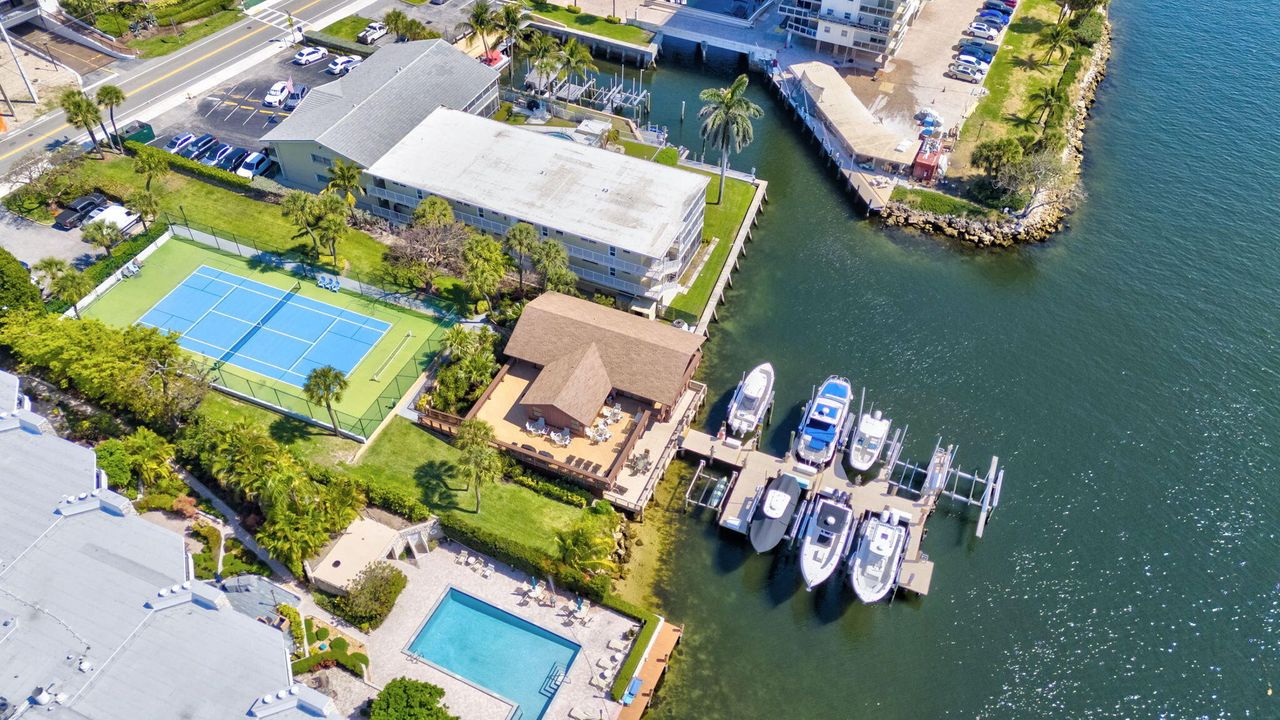 На продажу: $989,500 (2 спален, 2 ванн, 1715 Квадратных фут)