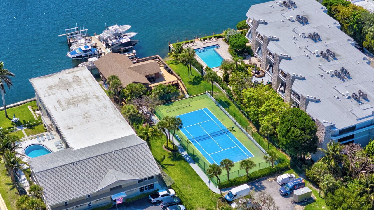 На продажу: $989,500 (2 спален, 2 ванн, 1715 Квадратных фут)