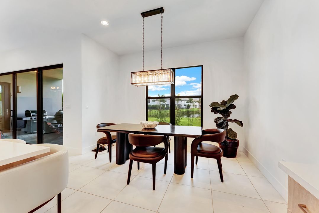 合同活跃: $2,090,000 (5 贝兹, 7 浴室, 4605 平方英尺)