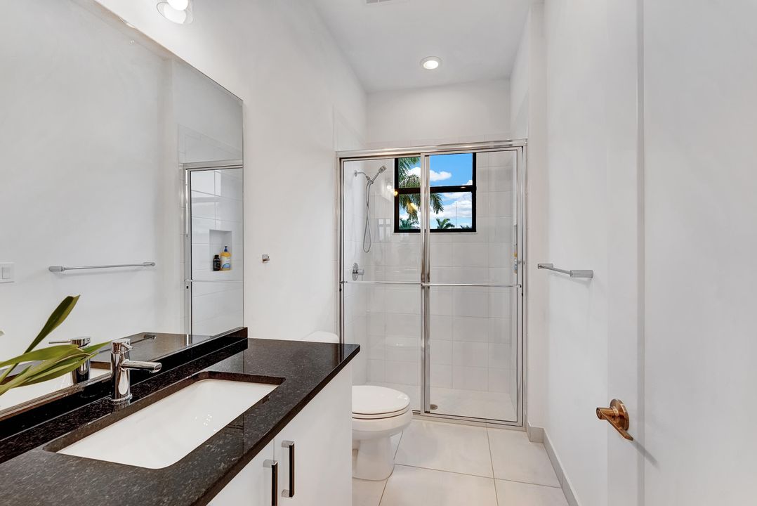 合同活跃: $2,090,000 (5 贝兹, 7 浴室, 4605 平方英尺)