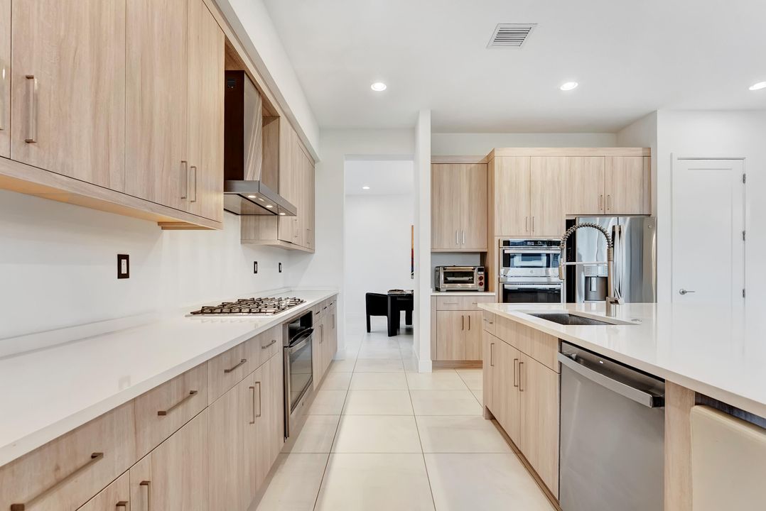 合同活跃: $2,090,000 (5 贝兹, 7 浴室, 4605 平方英尺)