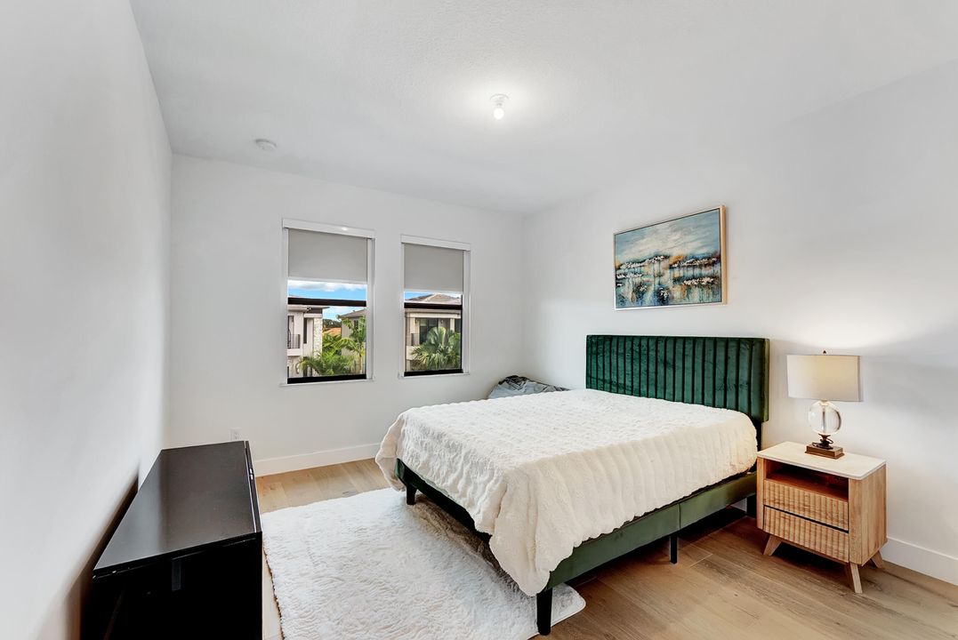 合同活跃: $2,090,000 (5 贝兹, 7 浴室, 4605 平方英尺)