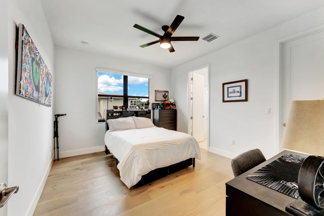 合同活跃: $2,090,000 (5 贝兹, 7 浴室, 4605 平方英尺)