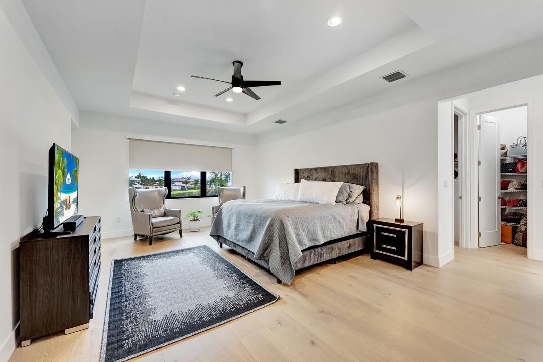 合同活跃: $2,090,000 (5 贝兹, 7 浴室, 4605 平方英尺)