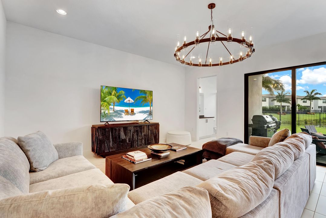 合同活跃: $2,090,000 (5 贝兹, 7 浴室, 4605 平方英尺)