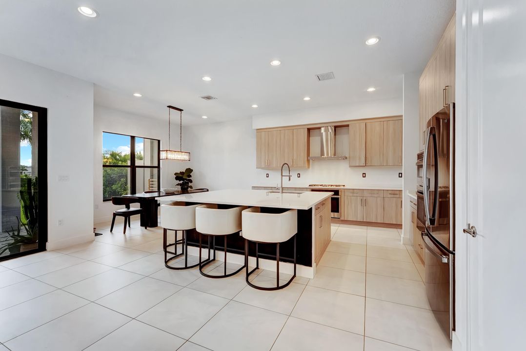 合同活跃: $2,090,000 (5 贝兹, 7 浴室, 4605 平方英尺)