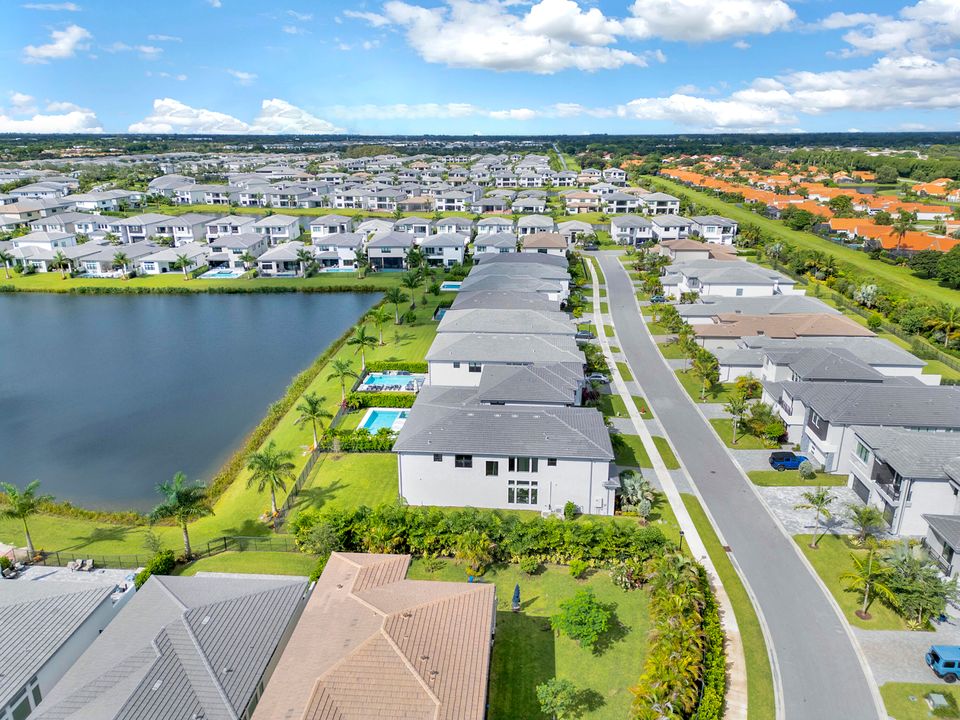 合同活跃: $2,090,000 (5 贝兹, 7 浴室, 4605 平方英尺)