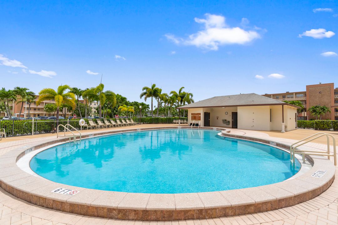 For Sale: $147,999 (2 beds, 2 baths, 916 Square Feet)