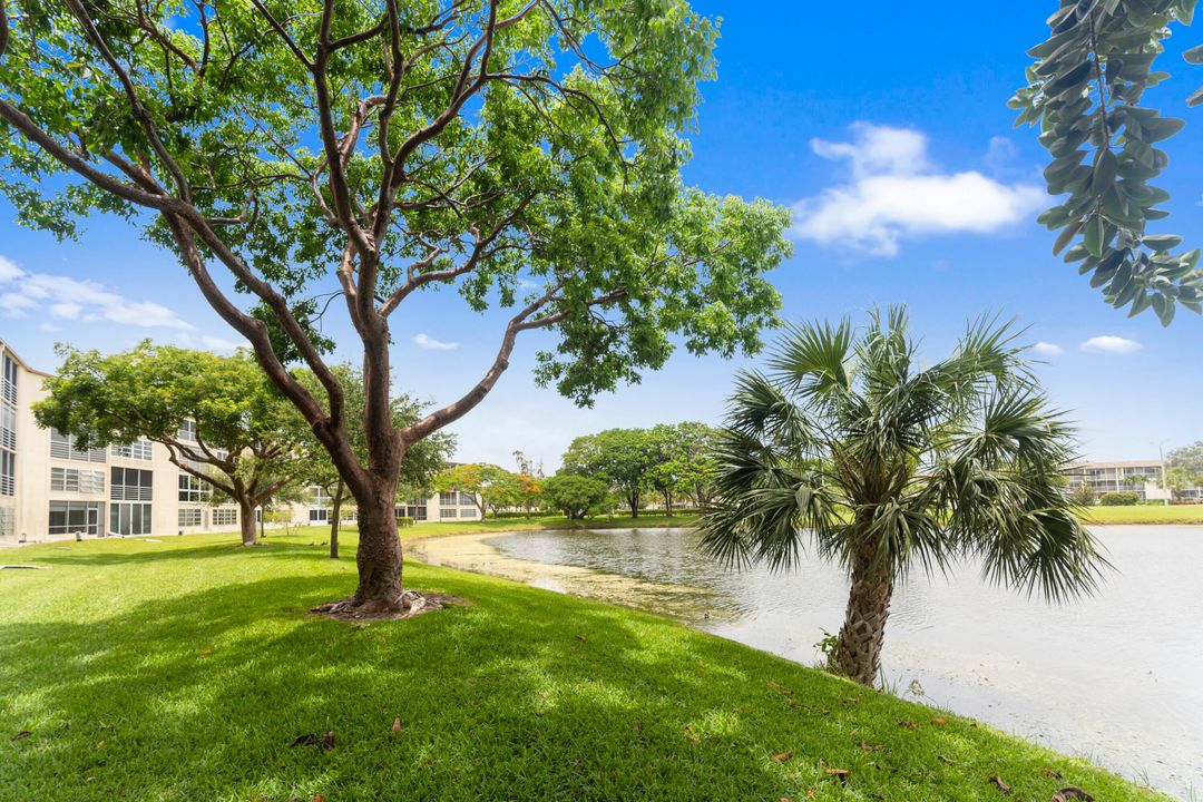 For Sale: $147,999 (2 beds, 2 baths, 916 Square Feet)