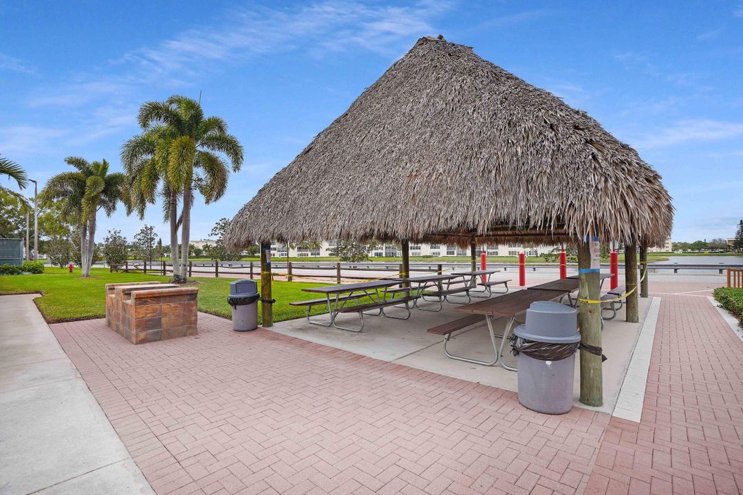 For Sale: $147,999 (2 beds, 2 baths, 916 Square Feet)