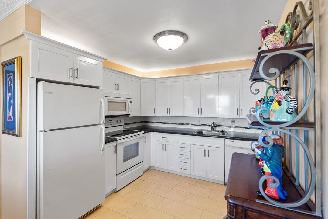 For Sale: $147,999 (2 beds, 2 baths, 916 Square Feet)