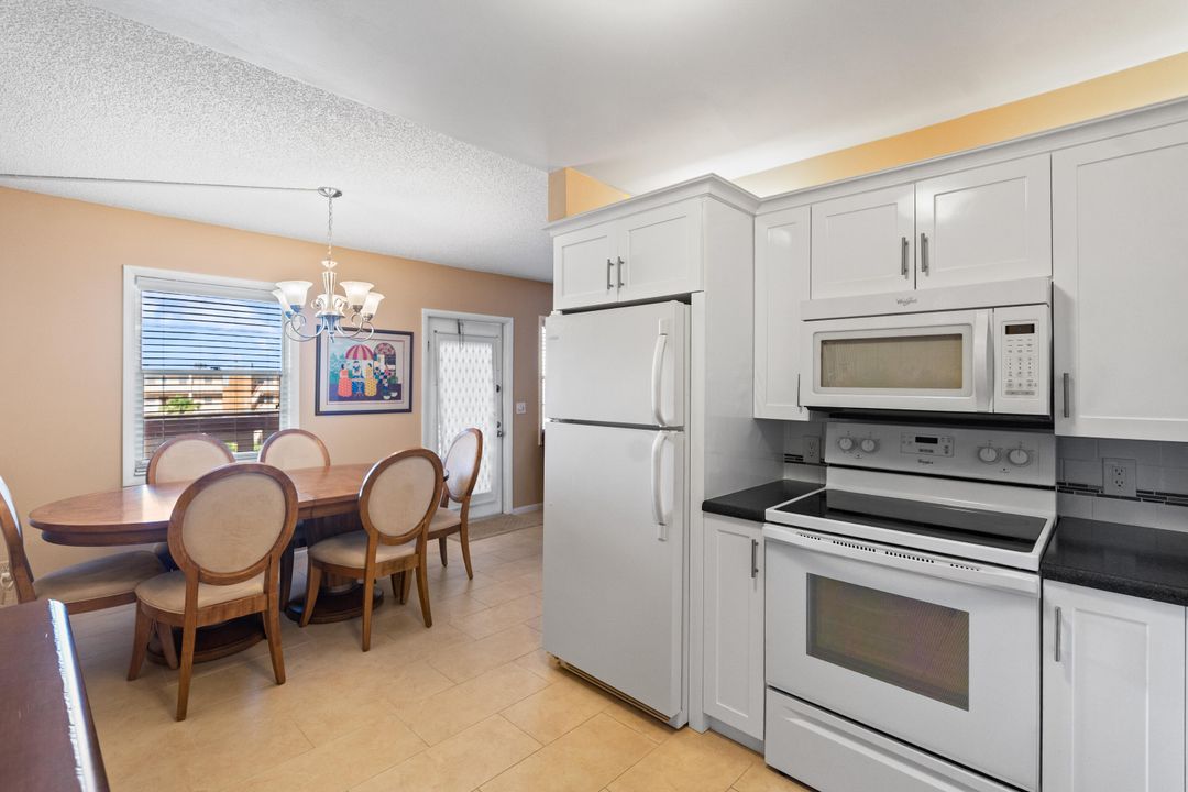 For Sale: $147,999 (2 beds, 2 baths, 916 Square Feet)