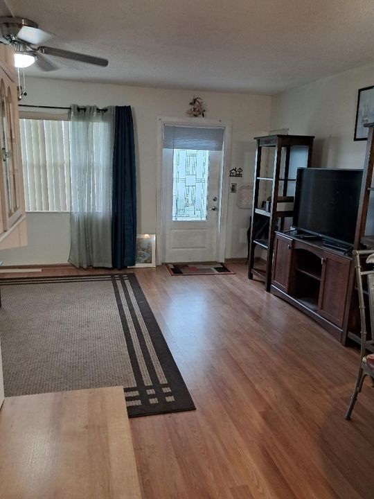 For Sale: $79,000 (1 beds, 1 baths, 684 Square Feet)