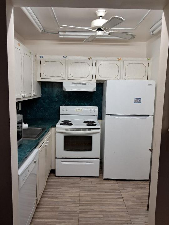 For Sale: $79,000 (1 beds, 1 baths, 684 Square Feet)
