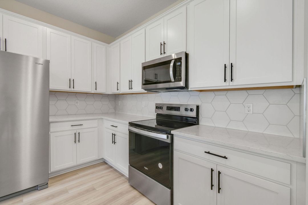 合同活跃: $369,675 (3 贝兹, 2 浴室, 1550 平方英尺)