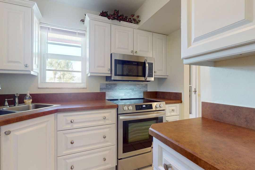 For Sale: $135,000 (2 beds, 2 baths, 894 Square Feet)