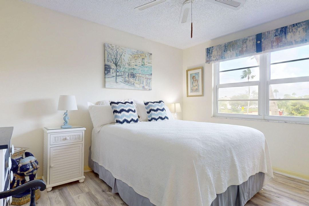 For Sale: $135,000 (2 beds, 2 baths, 894 Square Feet)