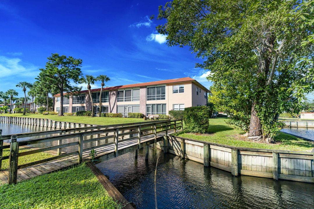 For Sale: $135,000 (2 beds, 2 baths, 894 Square Feet)