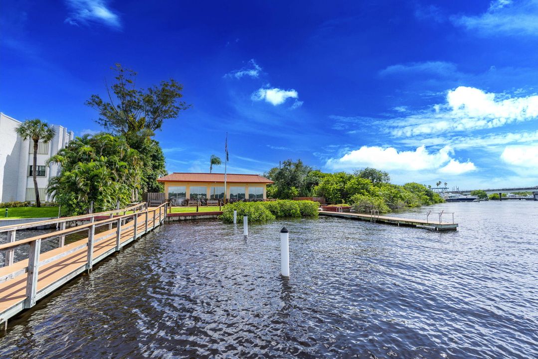 For Sale: $135,000 (2 beds, 2 baths, 894 Square Feet)