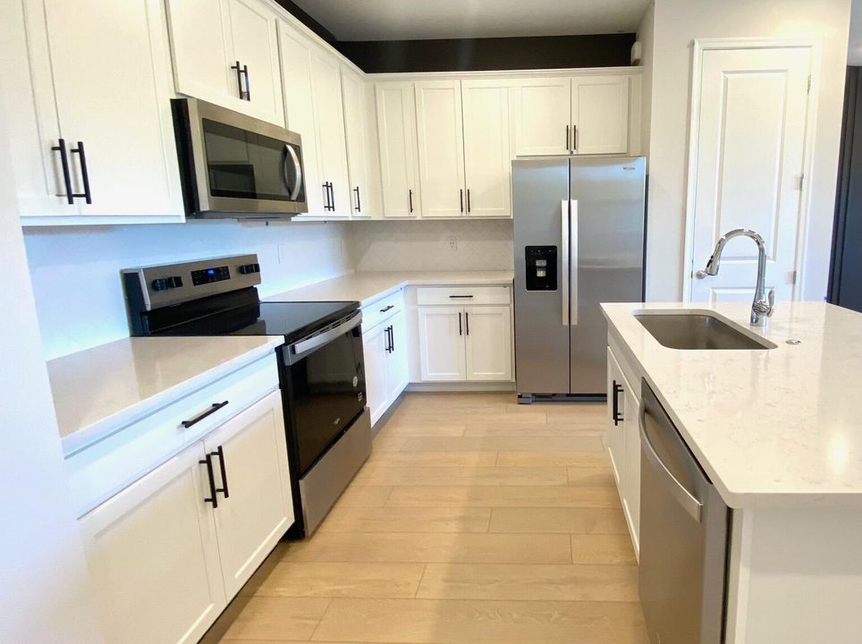 Под контрактом: $410,340 (3 спален, 2 ванн, 1550 Квадратных фут)