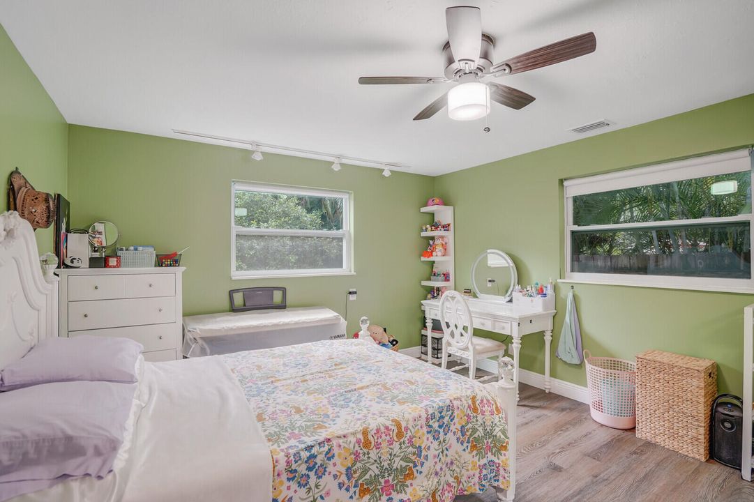 Active With Contract: $565,000 (3 beds, 2 baths, 1373 Square Feet)