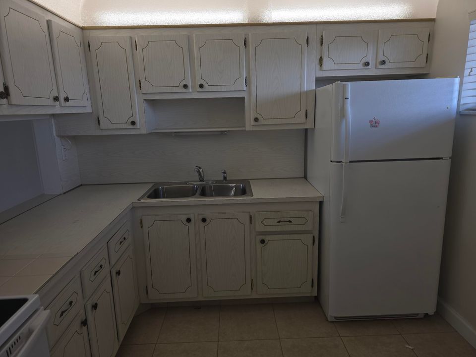 На продажу: $54,990 (2 спален, 1 ванн, 894 Квадратных фут)