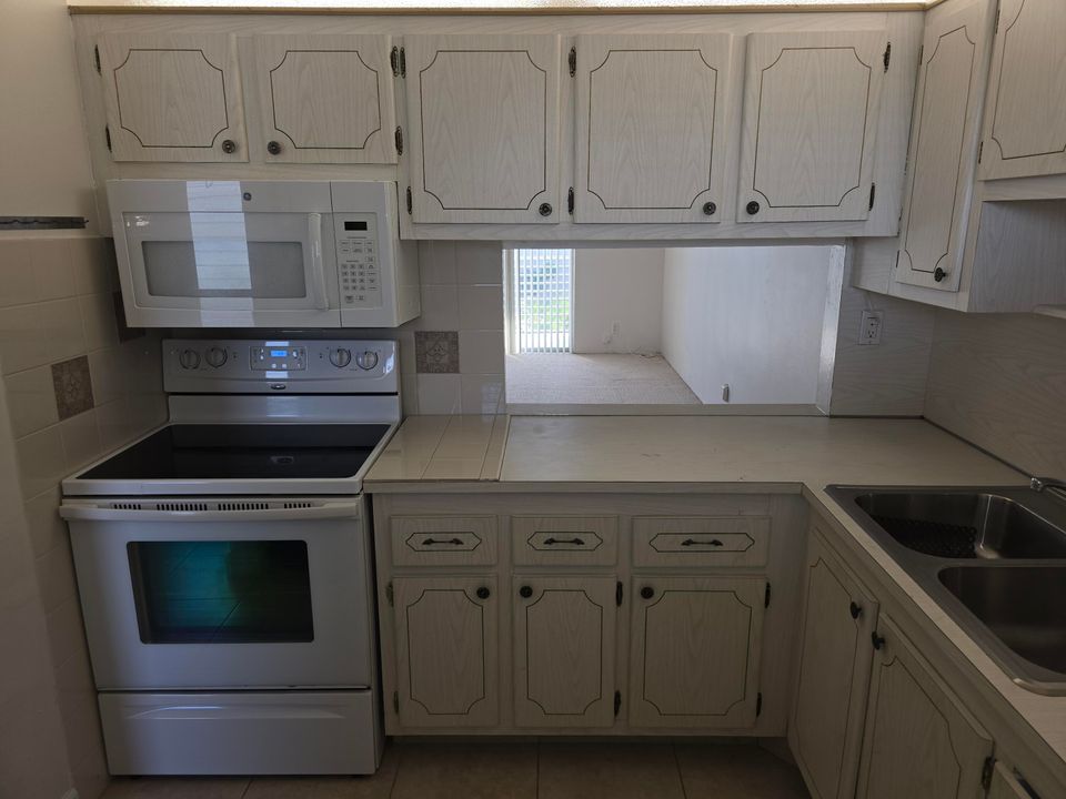 На продажу: $54,990 (2 спален, 1 ванн, 894 Квадратных фут)