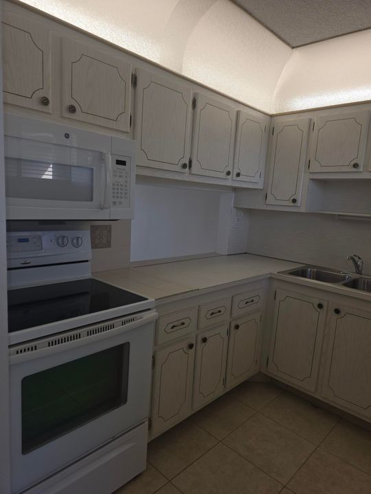 На продажу: $54,990 (2 спален, 1 ванн, 894 Квадратных фут)