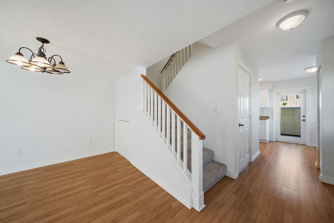 待售: $339,000 (2 贝兹, 2 浴室, 1254 平方英尺)