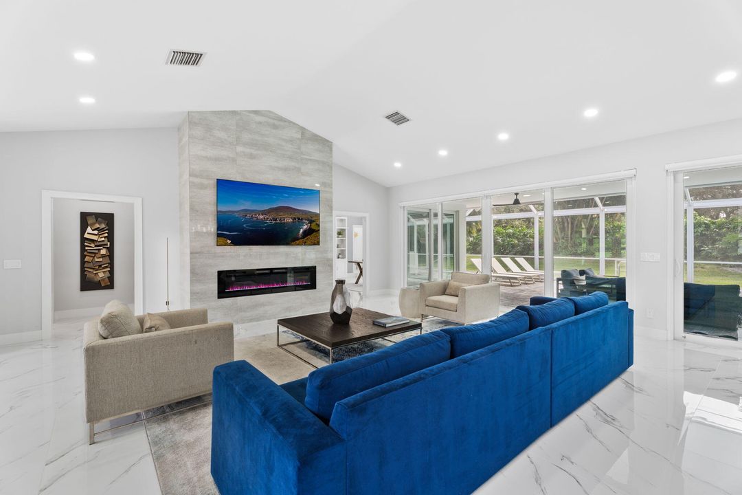 合同活跃: $2,050,000 (4 贝兹, 4 浴室, 3820 平方英尺)