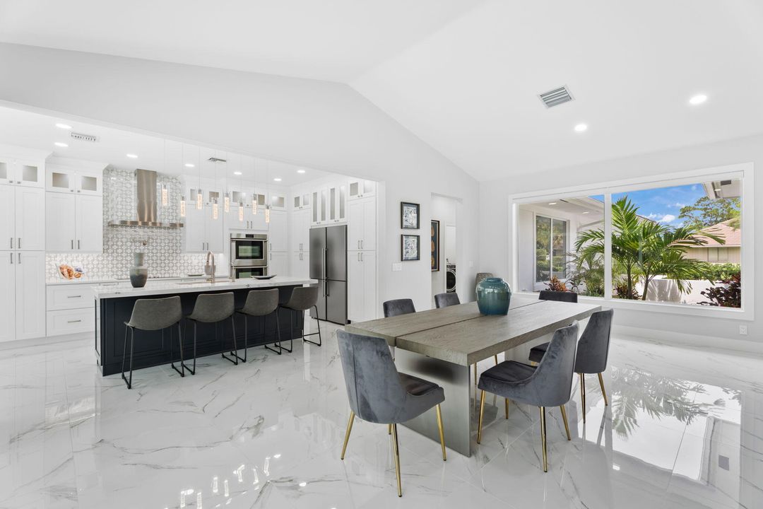 合同活跃: $2,050,000 (4 贝兹, 4 浴室, 3820 平方英尺)