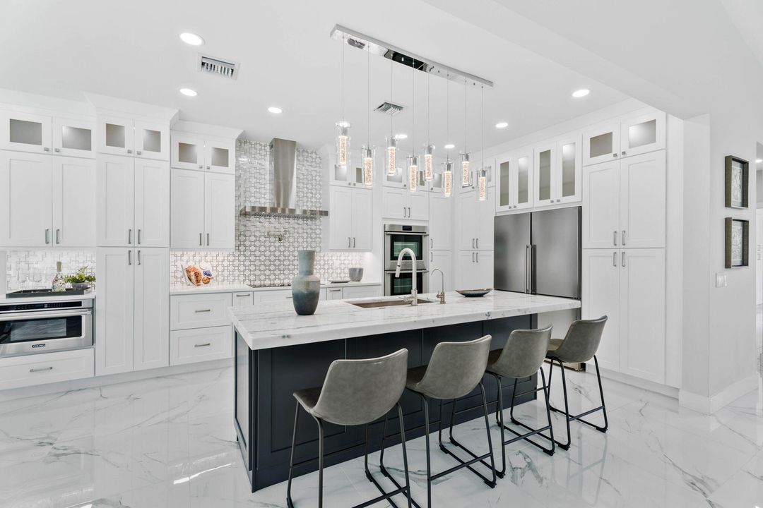 合同活跃: $2,050,000 (4 贝兹, 4 浴室, 3820 平方英尺)