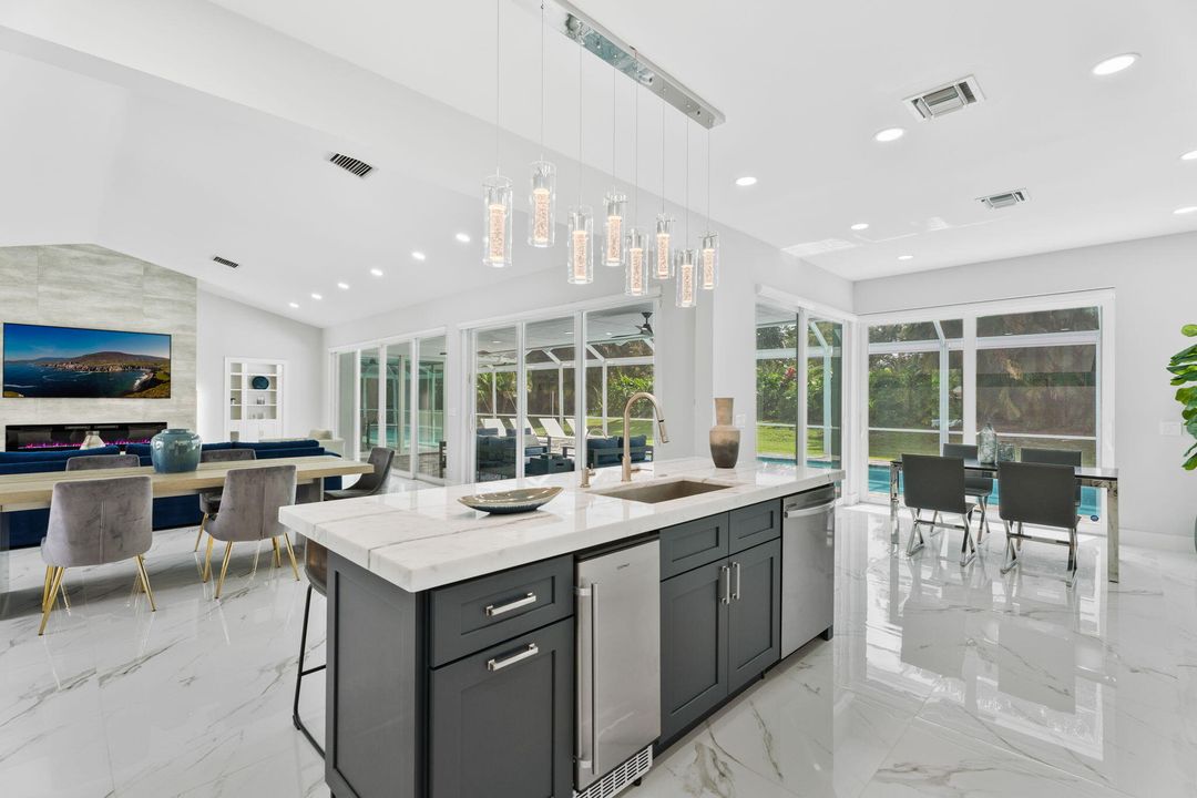 合同活跃: $2,050,000 (4 贝兹, 4 浴室, 3820 平方英尺)