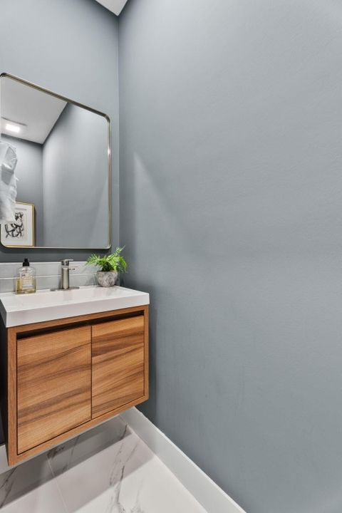 合同活跃: $2,050,000 (4 贝兹, 4 浴室, 3820 平方英尺)