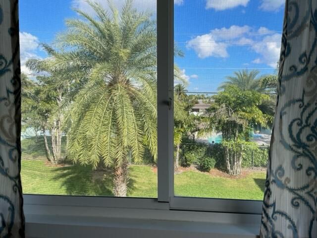 For Sale: $163,900 (2 beds, 1 baths, 819 Square Feet)