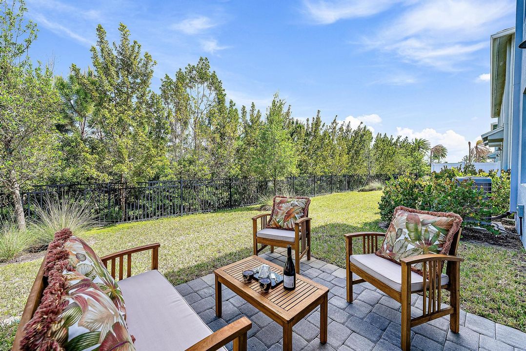 合同活跃: $439,000 (3 贝兹, 2 浴室, 1804 平方英尺)