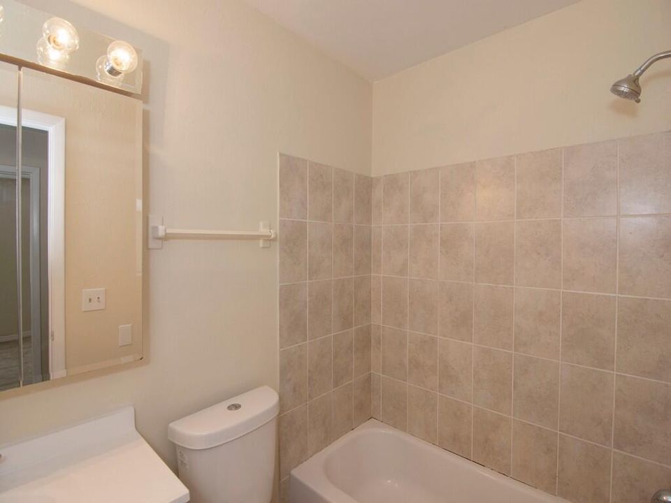 Activo con contrato: $319,900 (2 camas, 2 baños, 1176 Pies cuadrados)