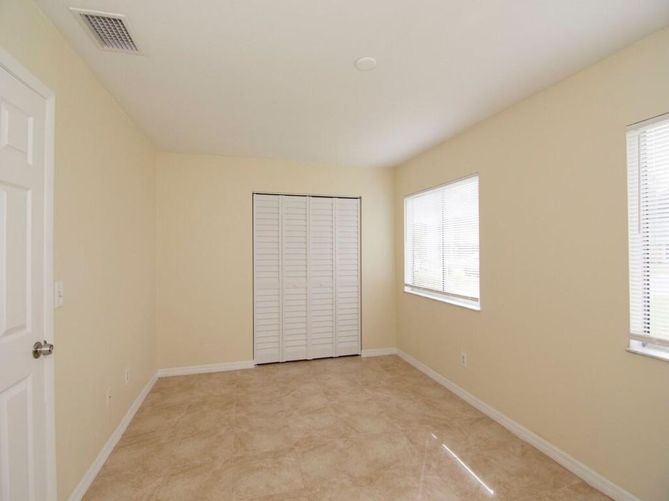 Activo con contrato: $319,900 (2 camas, 2 baños, 1176 Pies cuadrados)