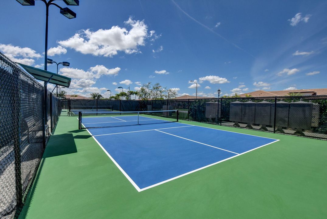 Под контрактом: $494,900 (2 спален, 2 ванн, 1406 Квадратных фут)