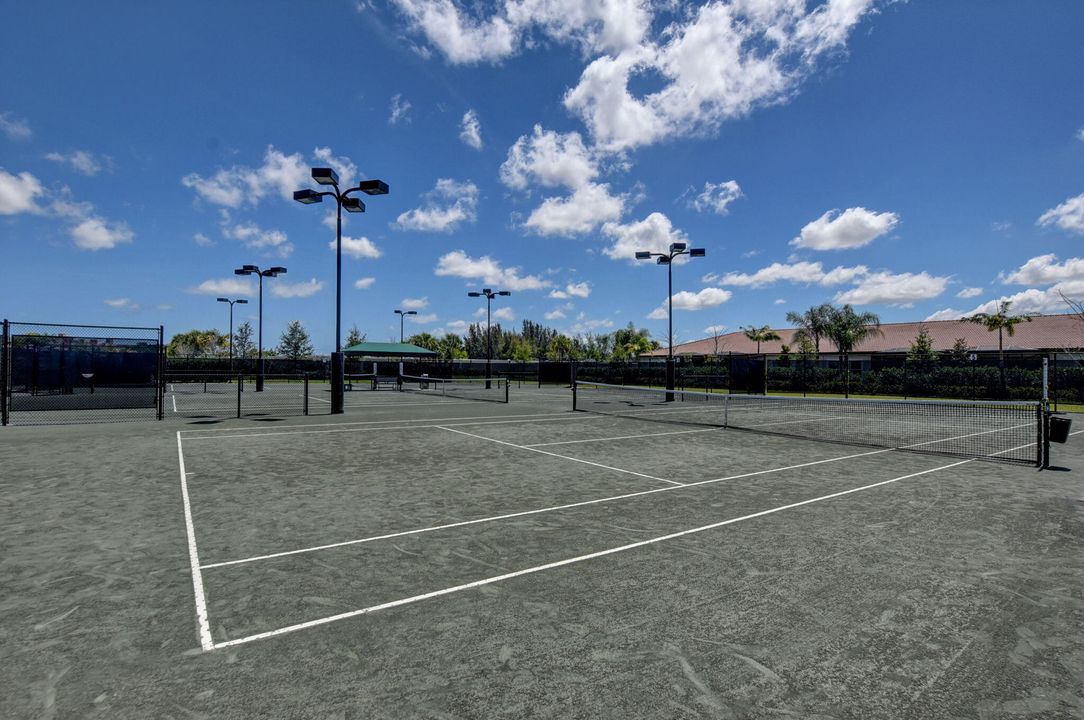 Под контрактом: $494,900 (2 спален, 2 ванн, 1406 Квадратных фут)