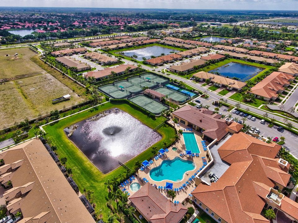 Под контрактом: $494,900 (2 спален, 2 ванн, 1406 Квадратных фут)