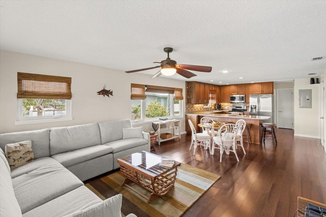 合同活跃: $1,099,000 (3 贝兹, 3 浴室, 1672 平方英尺)