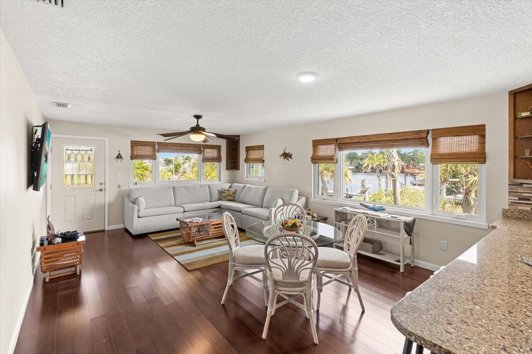 合同活跃: $1,099,000 (3 贝兹, 3 浴室, 1672 平方英尺)