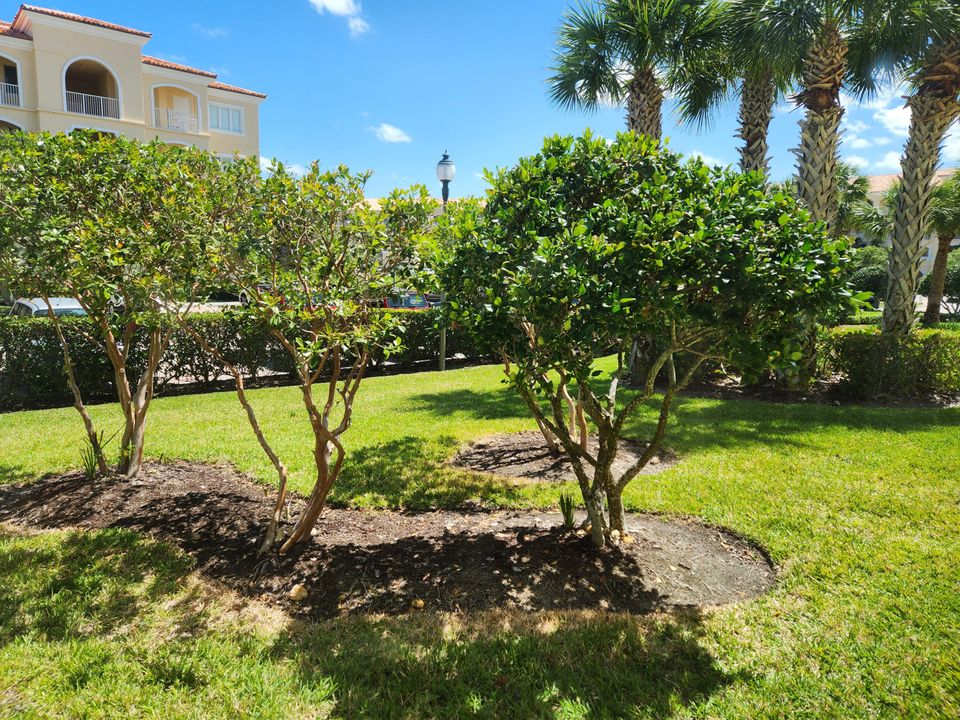 For Sale: $379,900 (2 beds, 2 baths, 1989 Square Feet)