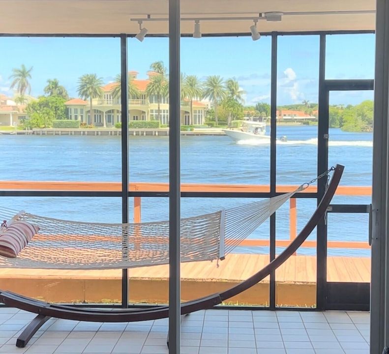 For Sale: $350,000 (2 beds, 2 baths, 1029 Square Feet)